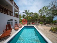 洪都拉斯海湾群岛Roatán的独栋别墅，Island House with Dock & Boats in Parrot Tree，编号77810415