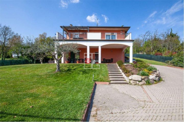 意大利desenzano del garda的独栋别墅